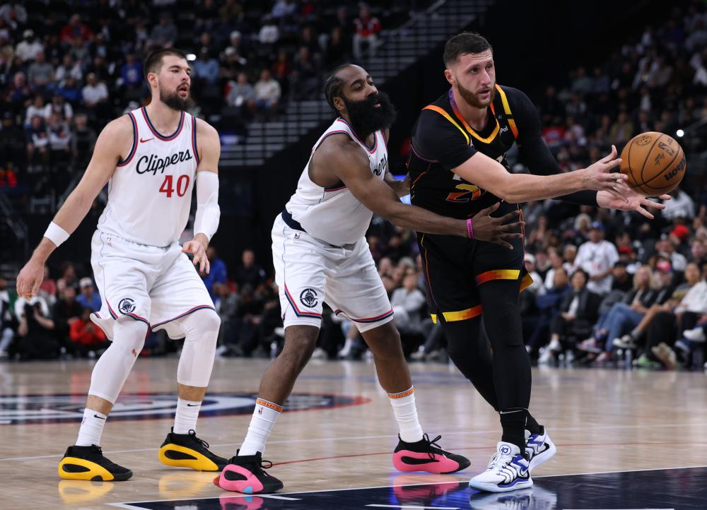 他不仅在场 他不仅在场